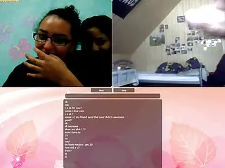 دو گردشگران در ساحل استراحت و فیلم سکسی زن عرب داشتن سرگرم کننده در videochat