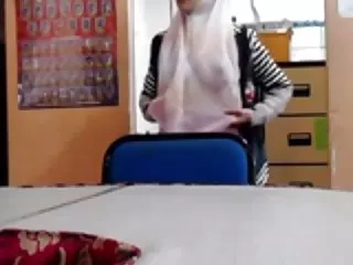آبی چشم ورزش نشان می دهد بدن بلند و باریک در فیلم سک عربی یک دست کت و شلوار حمام در مقابل وب کم